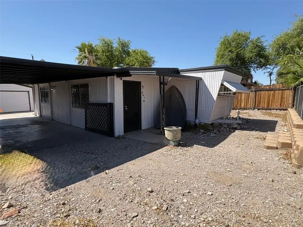 261 Long Ave