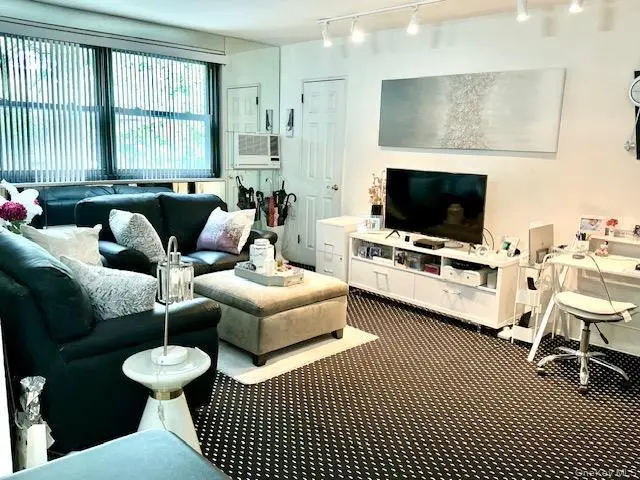5767 246th Upper Cres Uppr A2