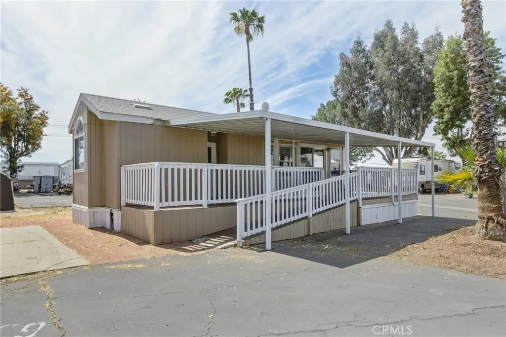 2750 W Acacia Ave