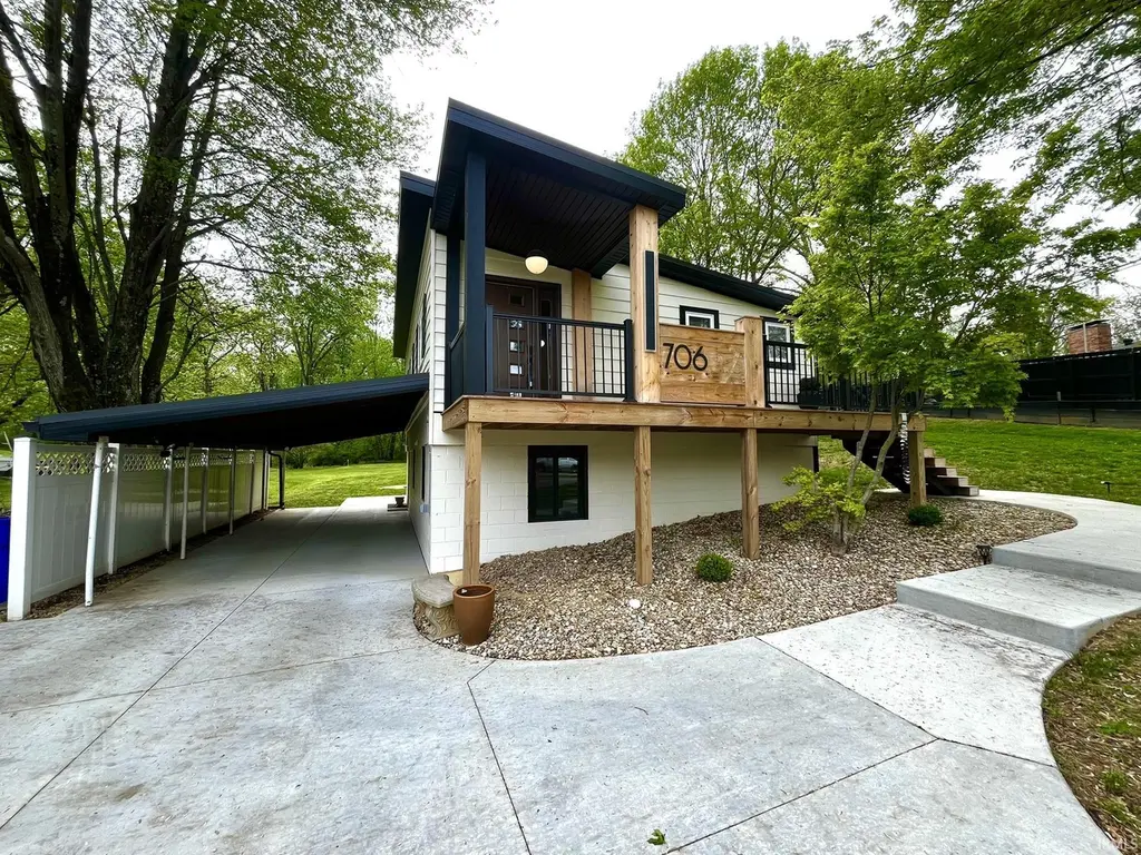 706 Rose Dr