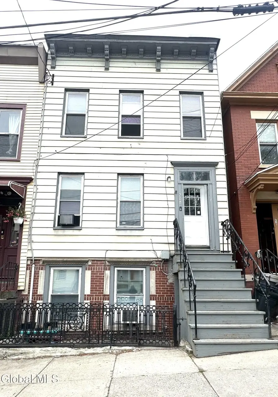 208 Myrtle Ave