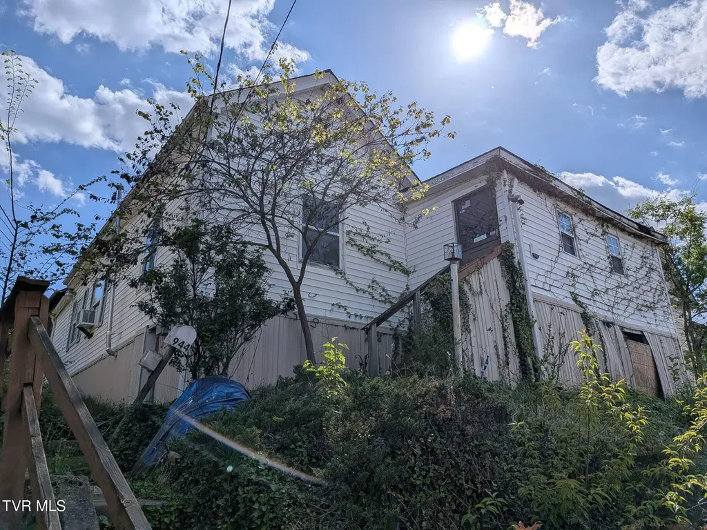 944 Hill St