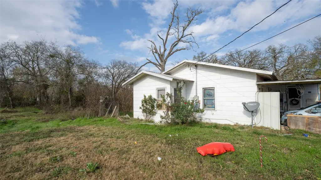 303 Yoakum St