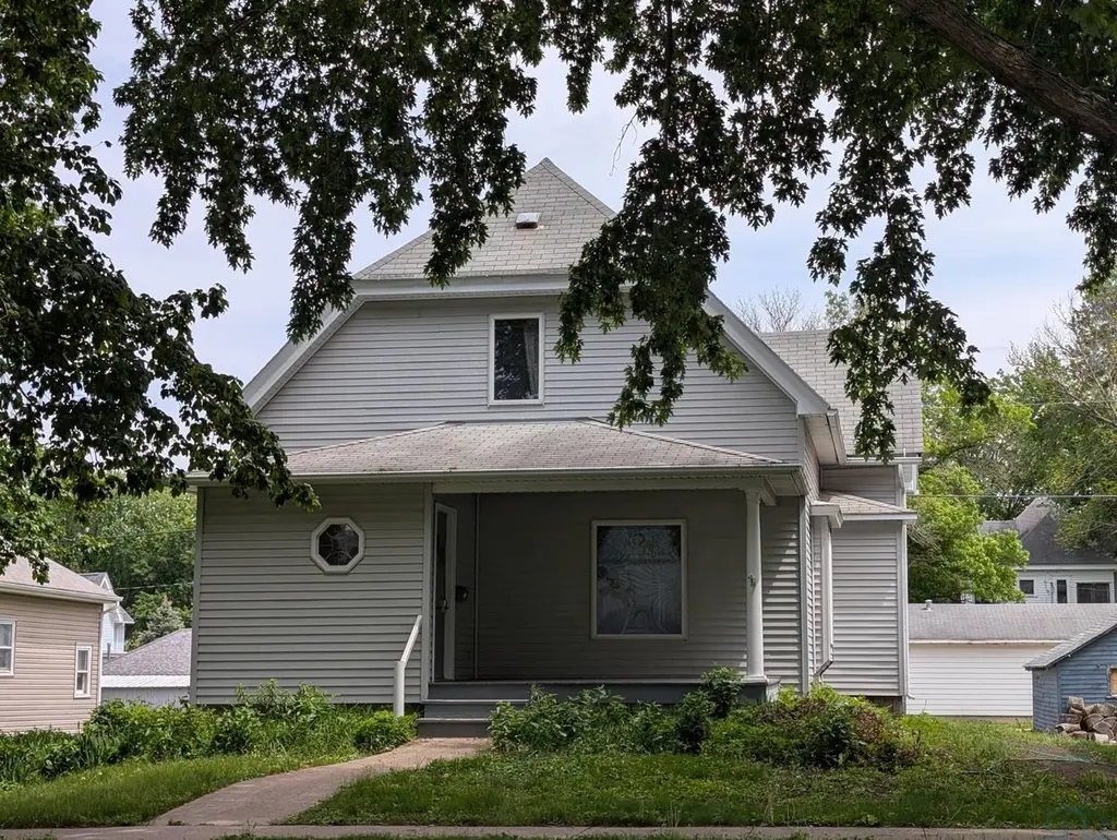 305 N Elm St