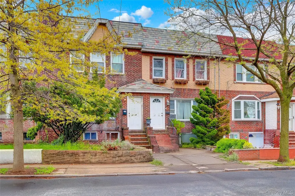 32-12 Baywater Ct