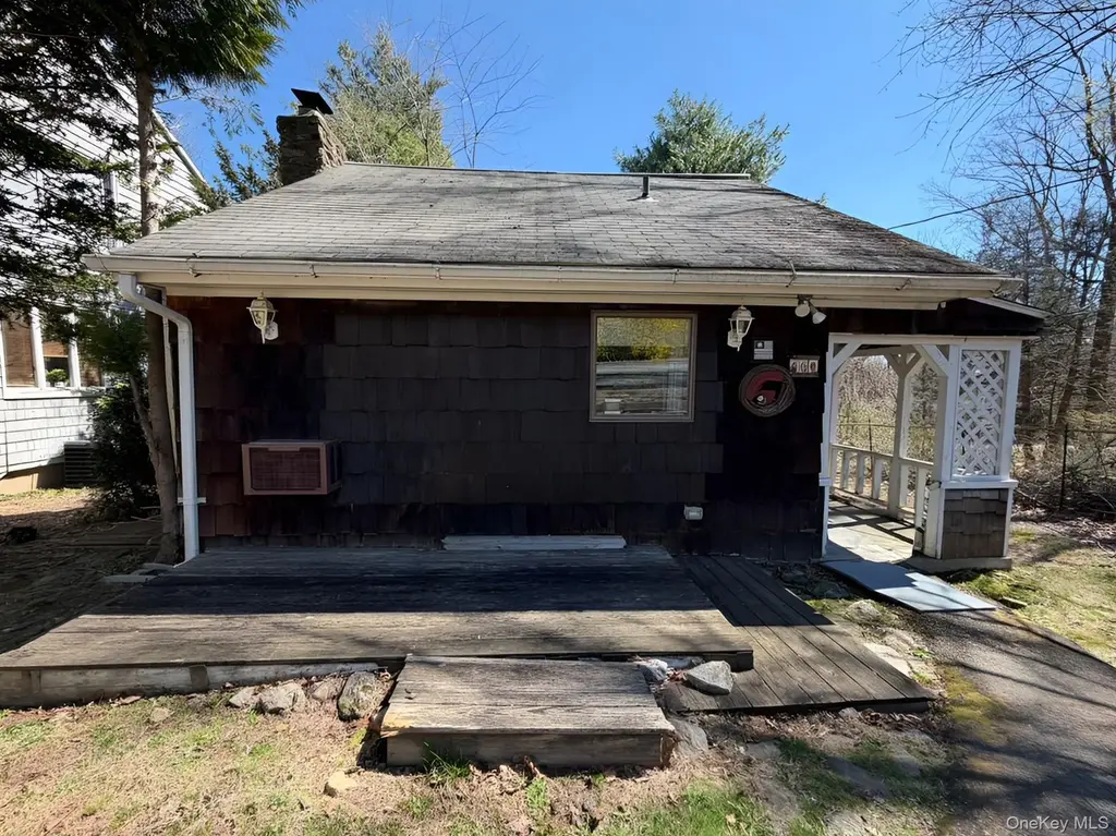 6 N Shenorock Dr
