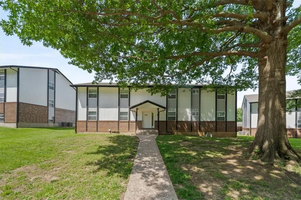 1000 Twin Oaks Ter