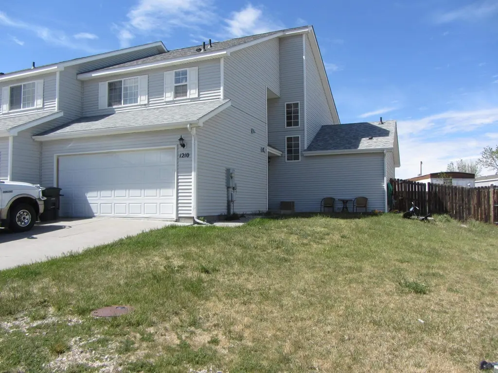 1210 Meadow Ln