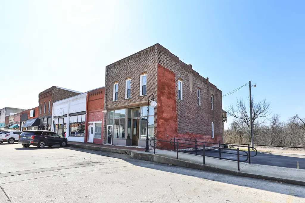 207 W Main St