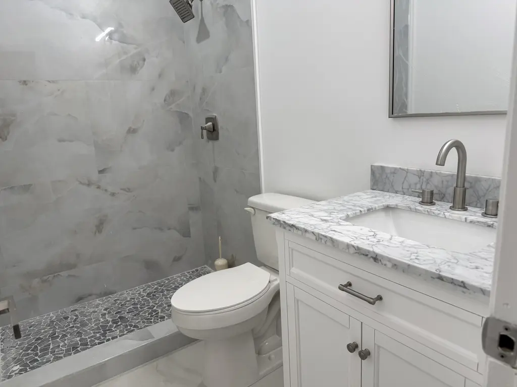 2161 NE 68 St NE Unit 303