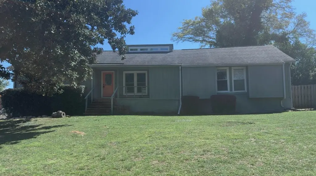 2200 Country Club Ct