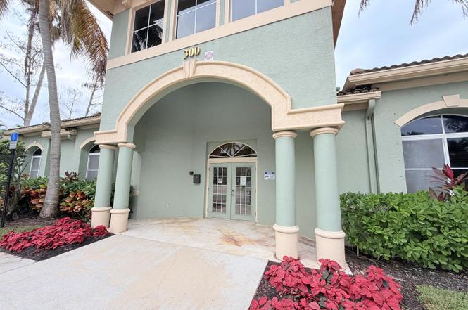 330 Crestwood Cir N #202