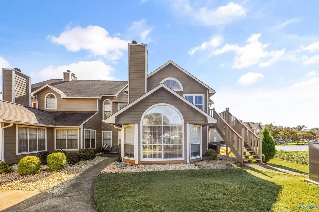 112 Waters Edge Ln