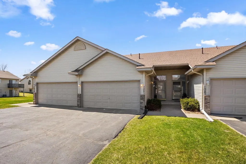 1051 Honeysuckle Ln SE