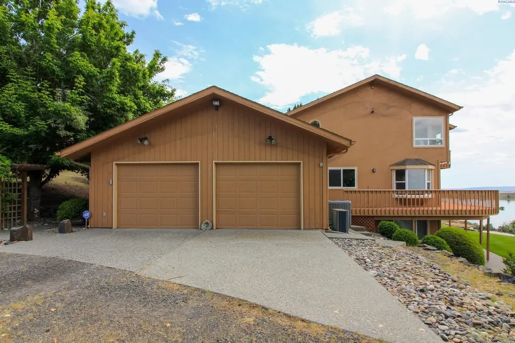 2141 N Columbia River Rd