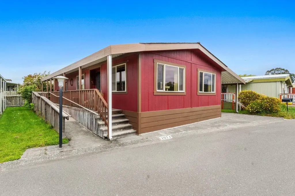 2074 Mustang Ln