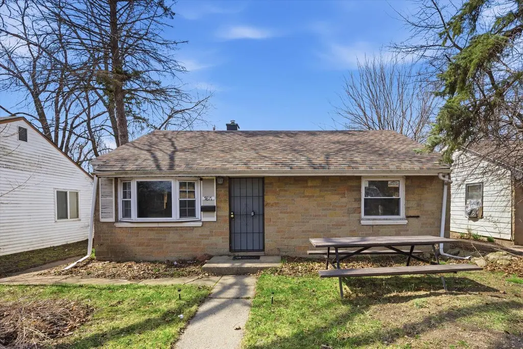 5817 N Teutonia Ave