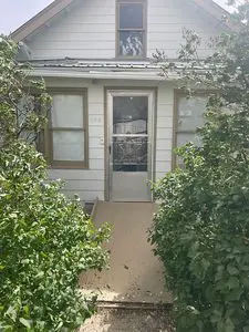 109 2nd St E