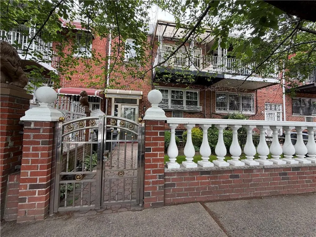 819 Hegeman Ave