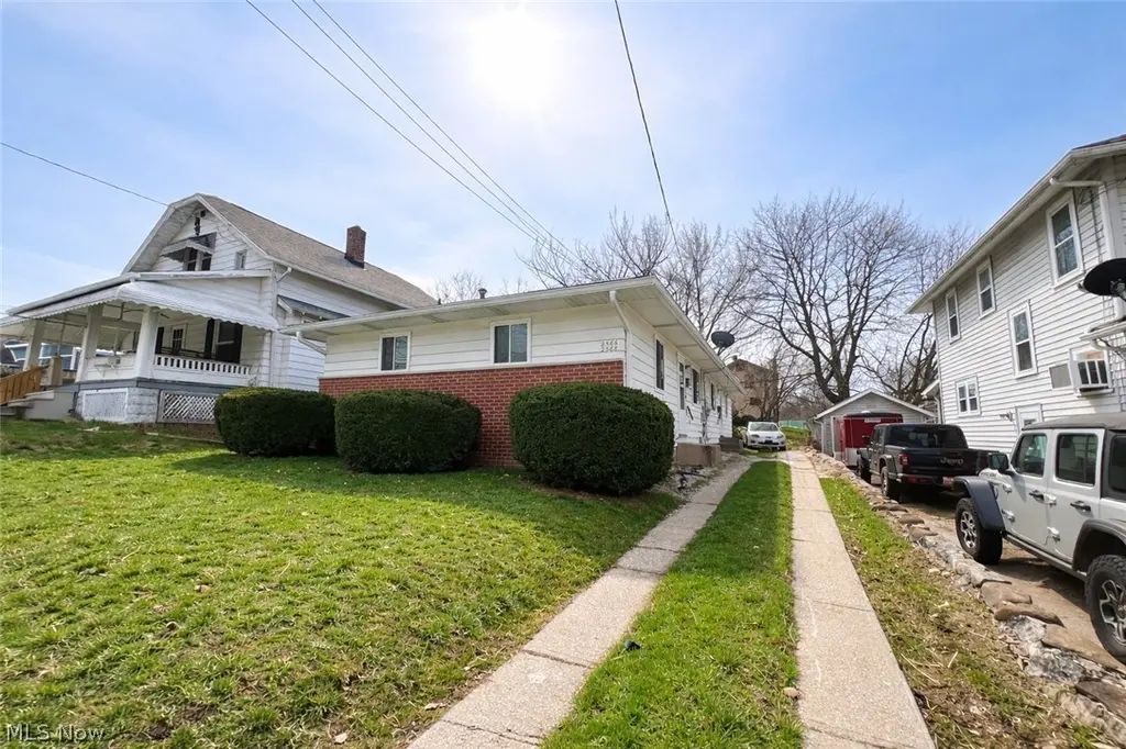 2566 & 2568 Albrecht Ave