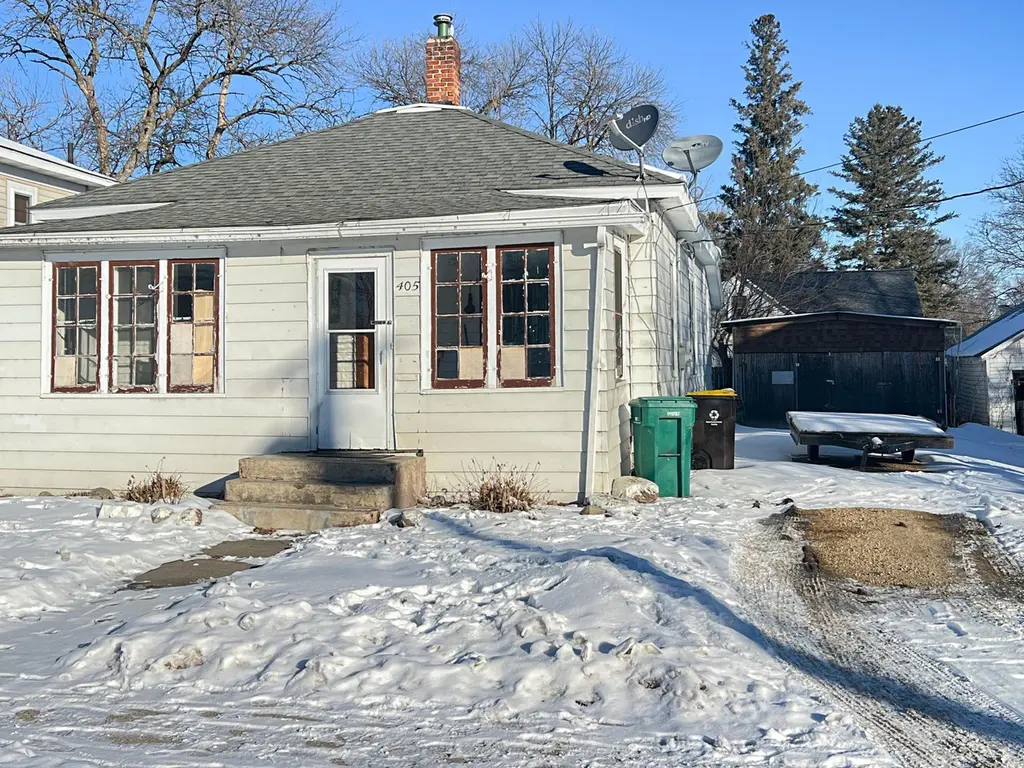 405 Victoria St