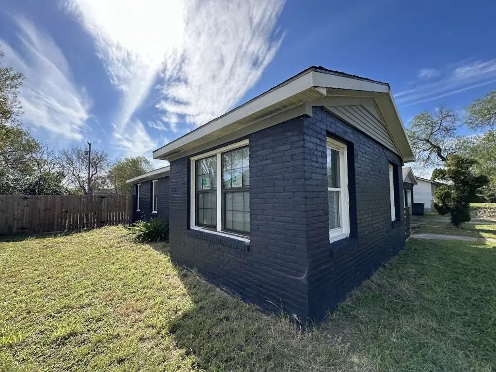 810 E Bowie Ave