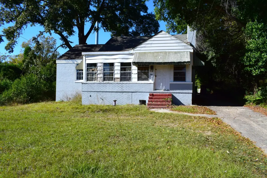 1437 Troupe St