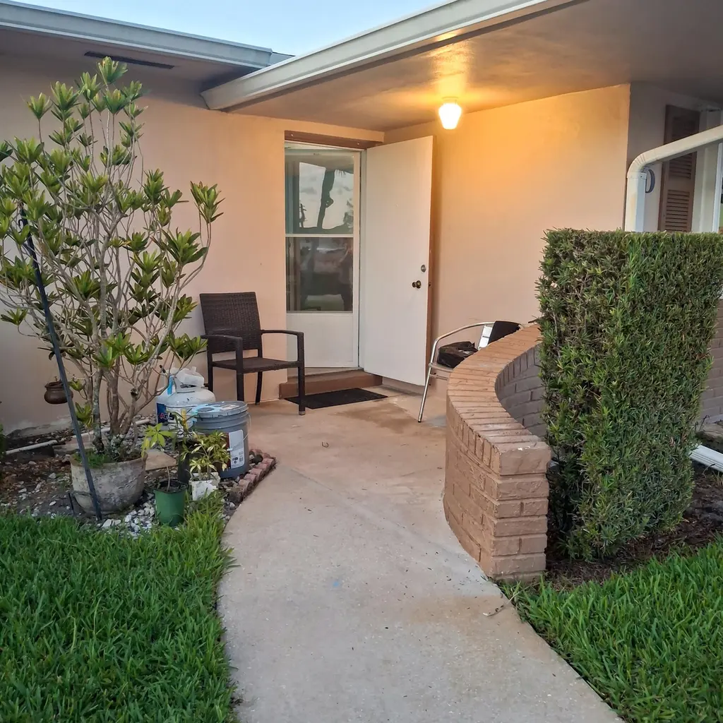2569 Dudley Dr W Unit D