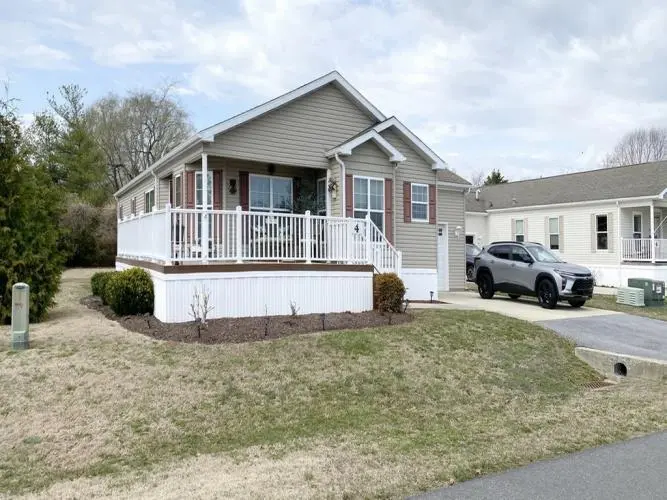 4 Buckingham Dr