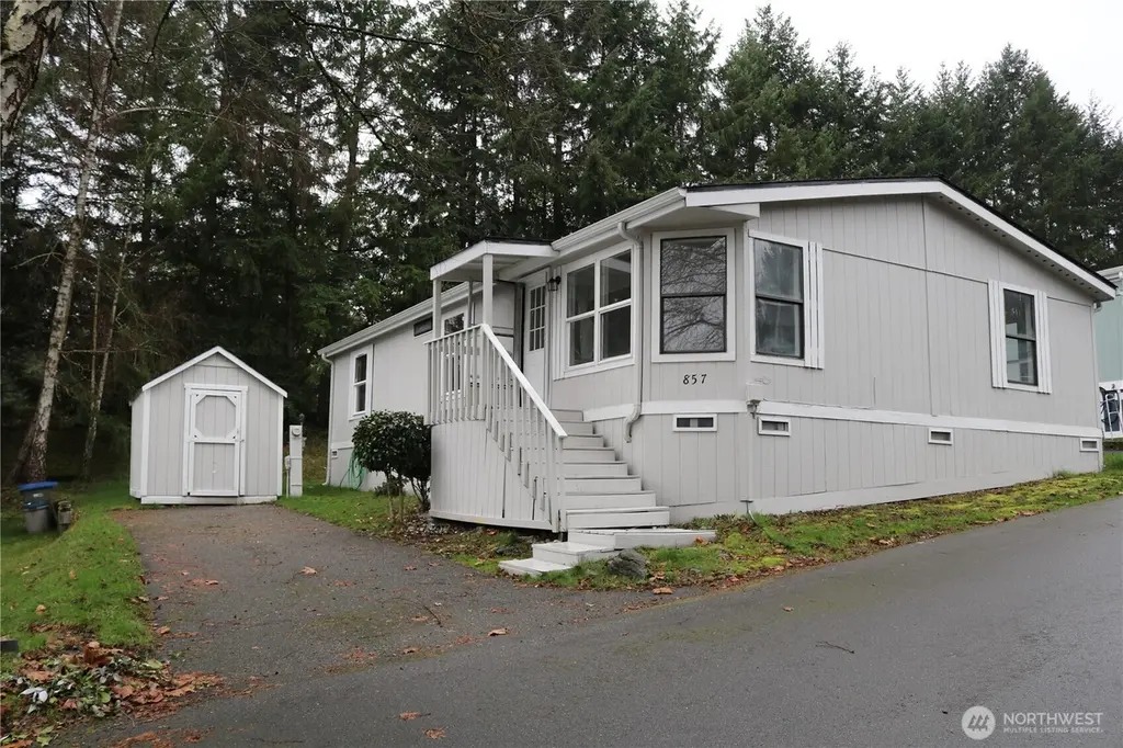 857 Mahogany Ln NW