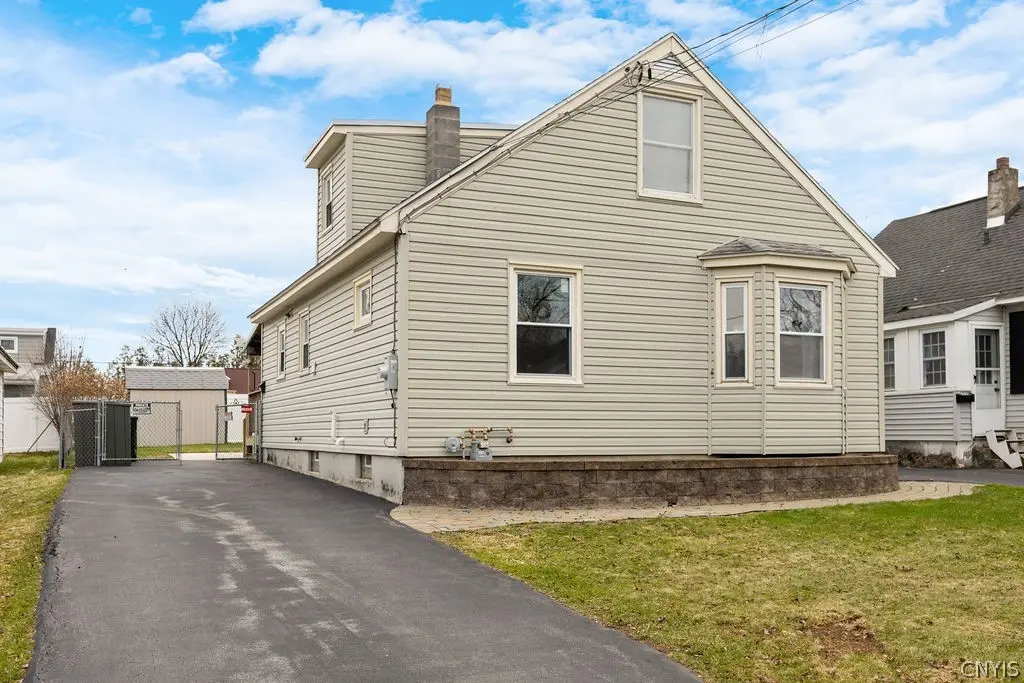 352 Roxford Rd N
