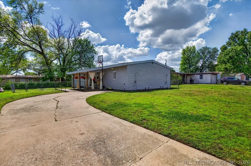 420 NW Lahoma Dr