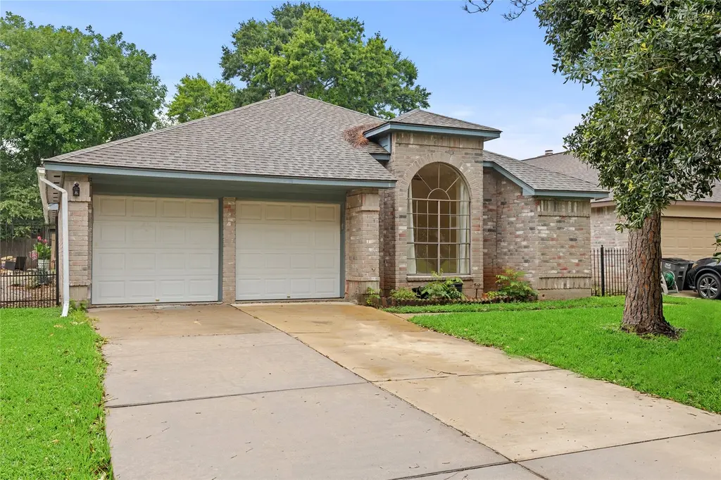 1318 Roundstone Dr