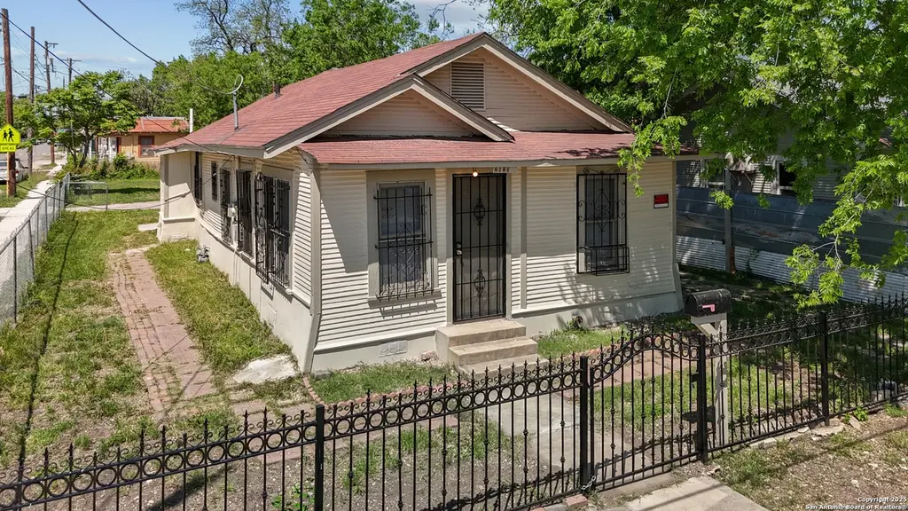 2121 San Fernando