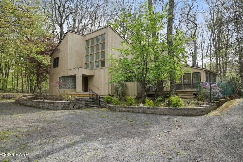121 Fairway Dr