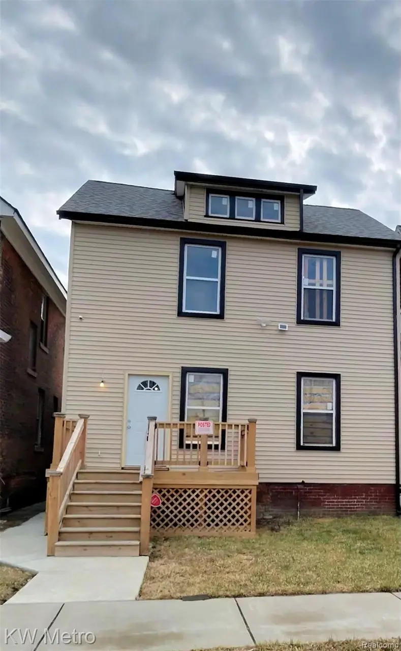 1693 Lee Pl