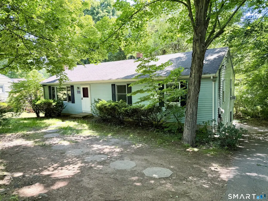 77 Evergreen Ave