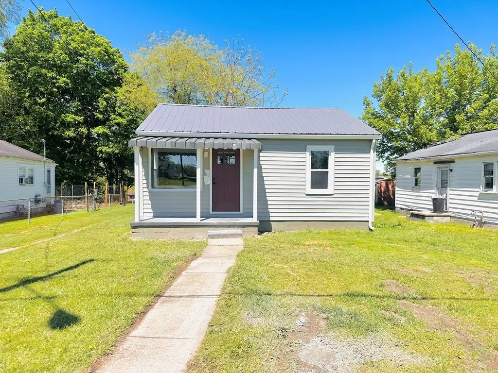 218 Saunders Ave