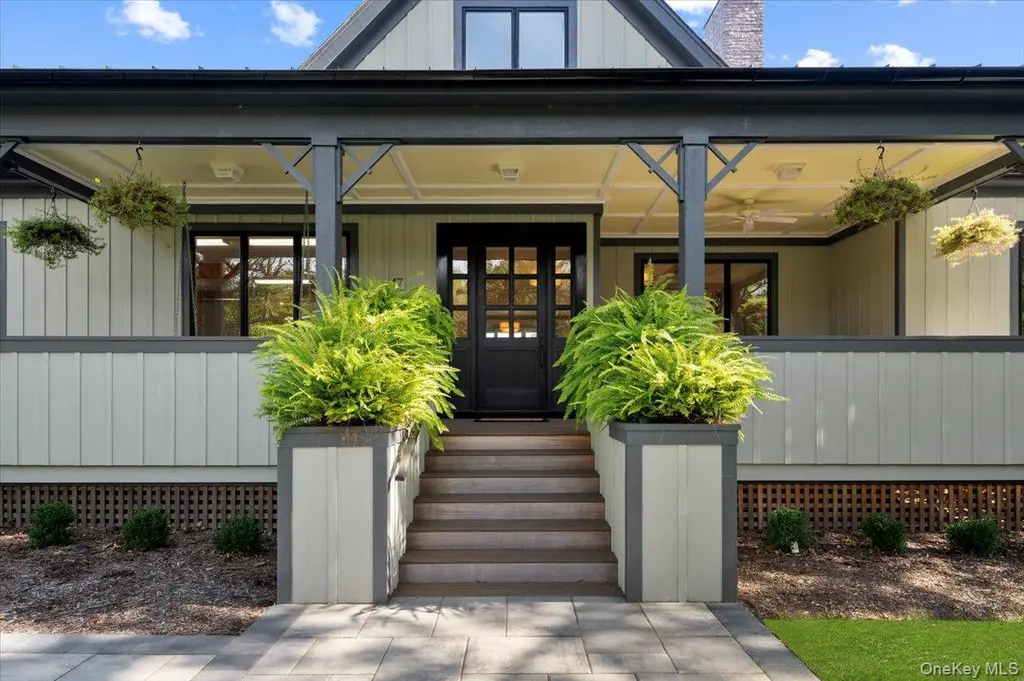 17 Moriches Ave