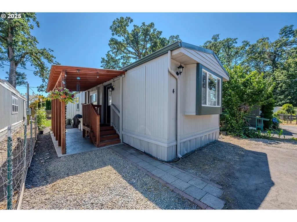 1065 Pacific Hwy #4