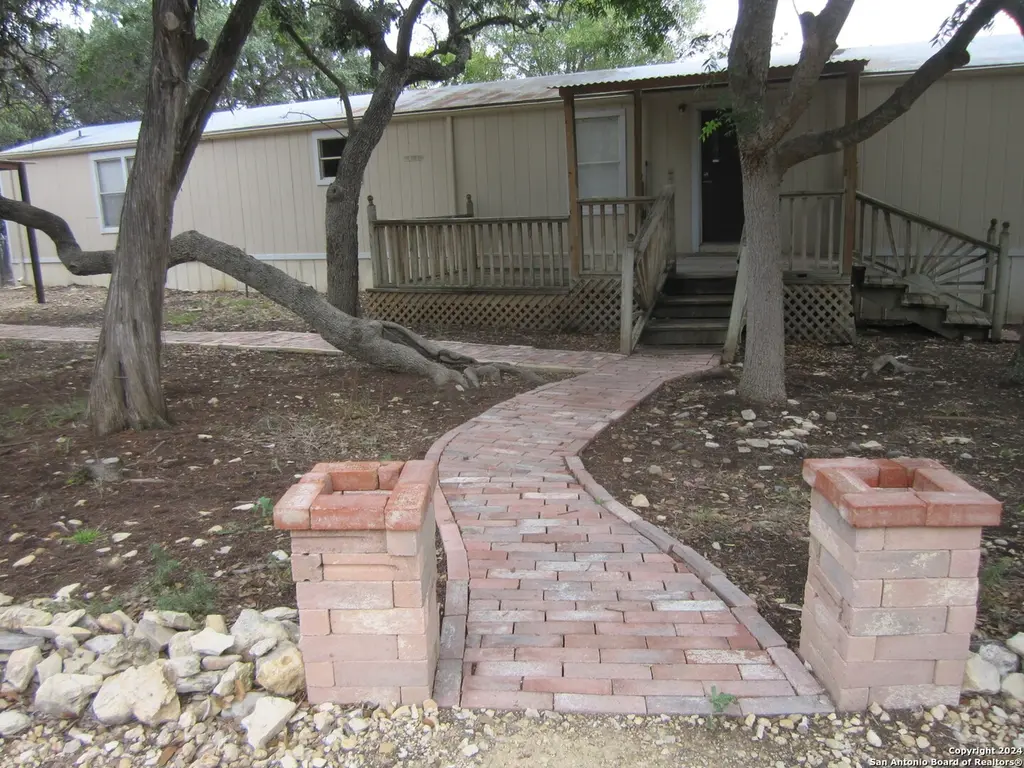 1095 Scenic Dr