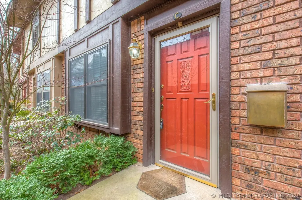 209 W 17th St Unit 209C