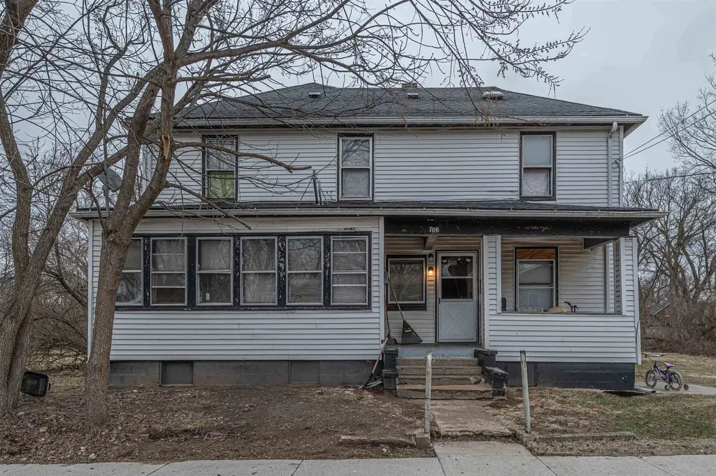 708 Dickerman St