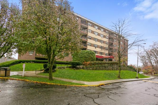 100 Diplomat Dr Unit 8C