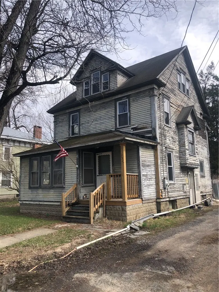 956 Main St
