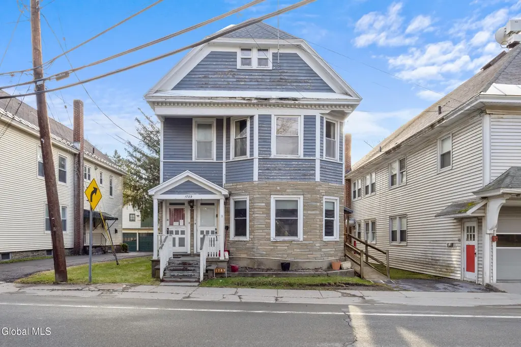 1789 Main St