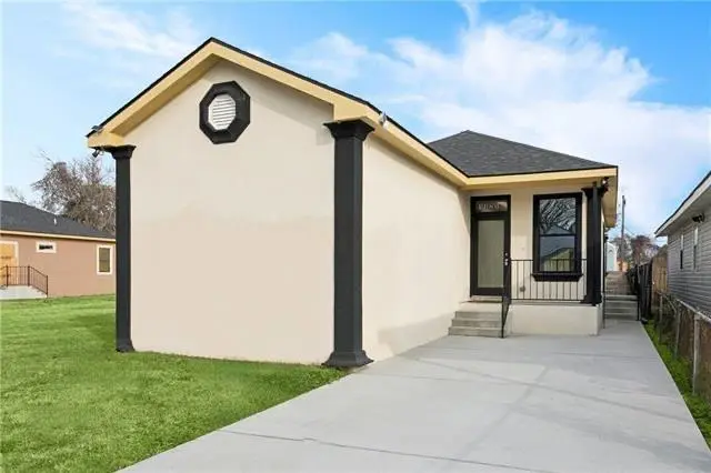 1325 Charbonnet St