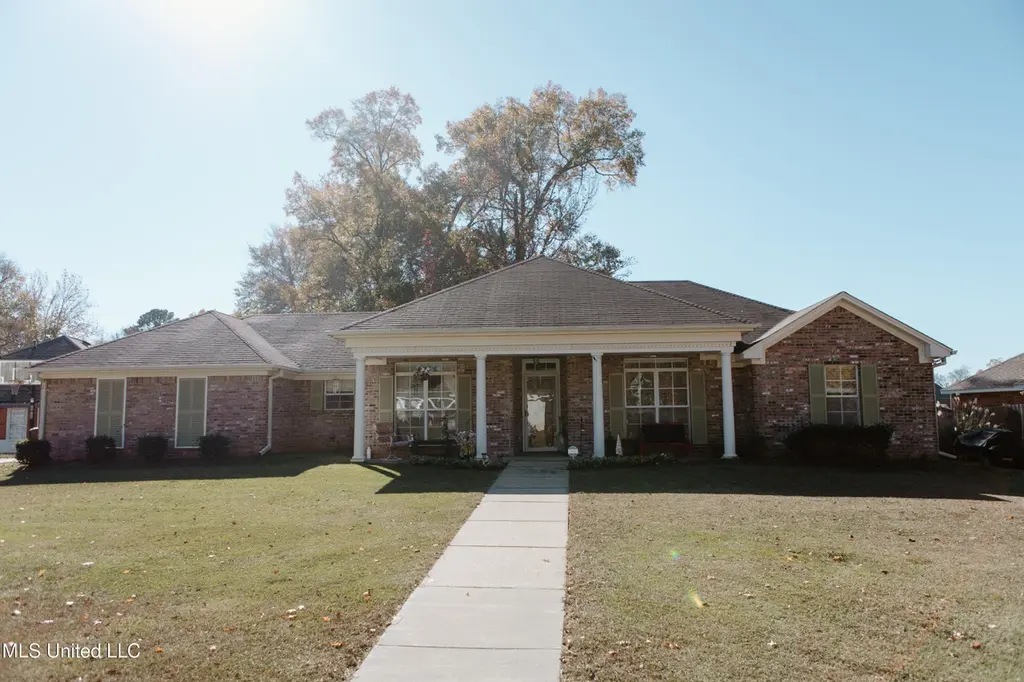 311 Longleaf Dr