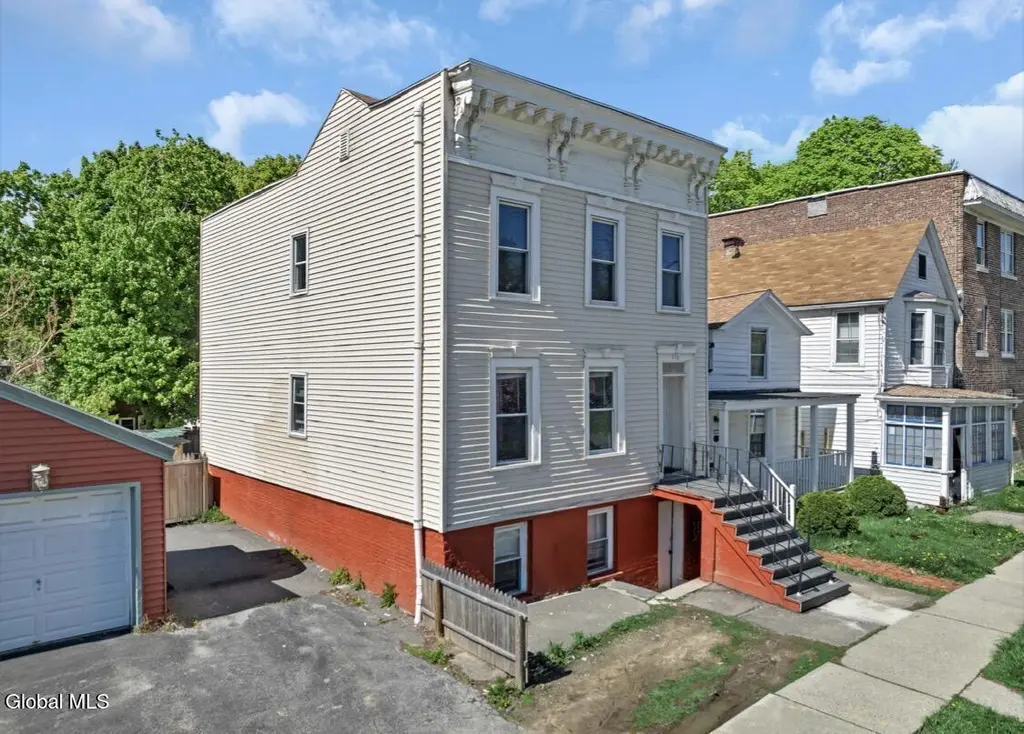 250 Yates St