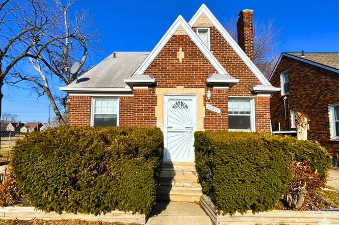 15211 Fairmount Dr